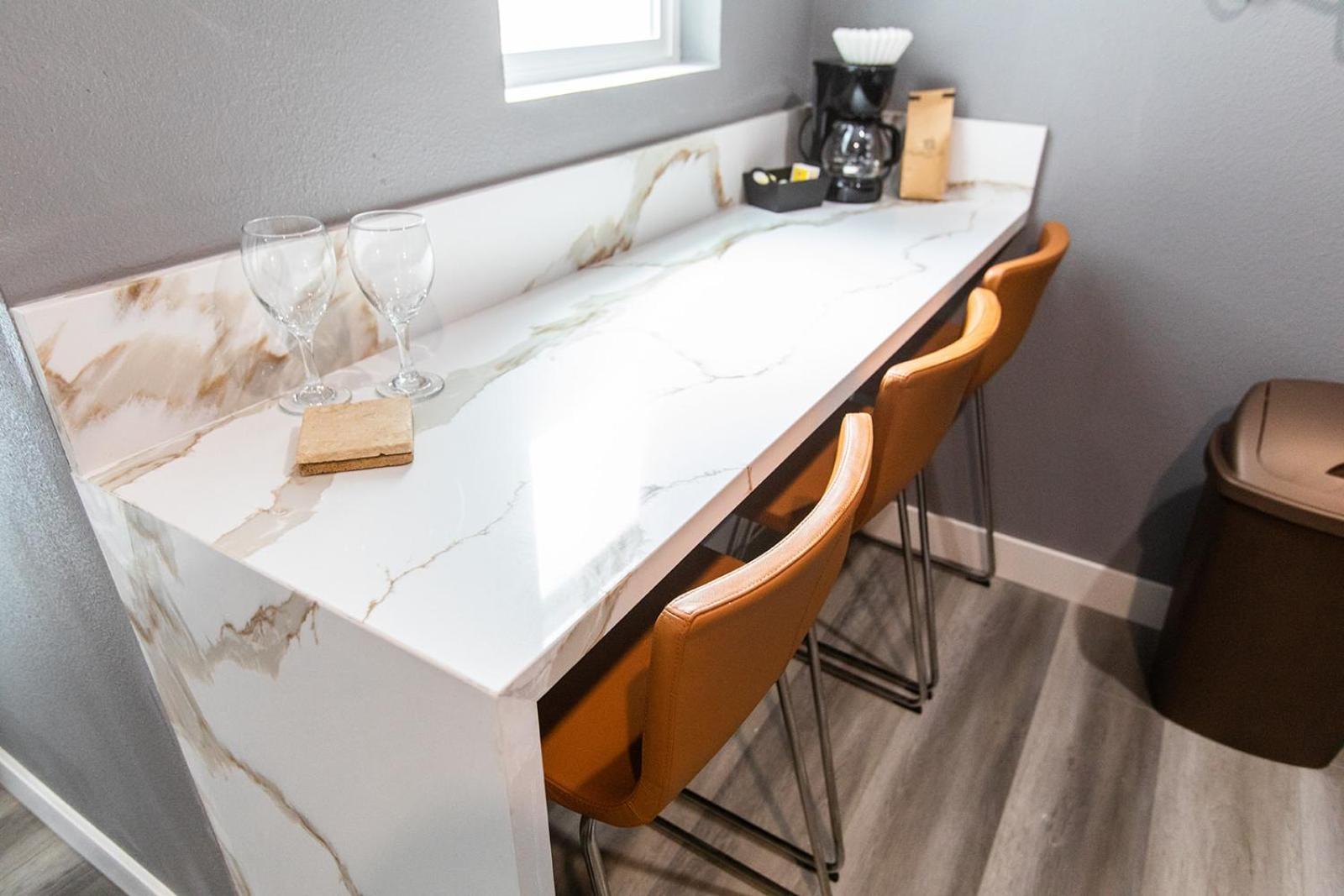Balcony-studio-wd-walk-to-restaurants&park
