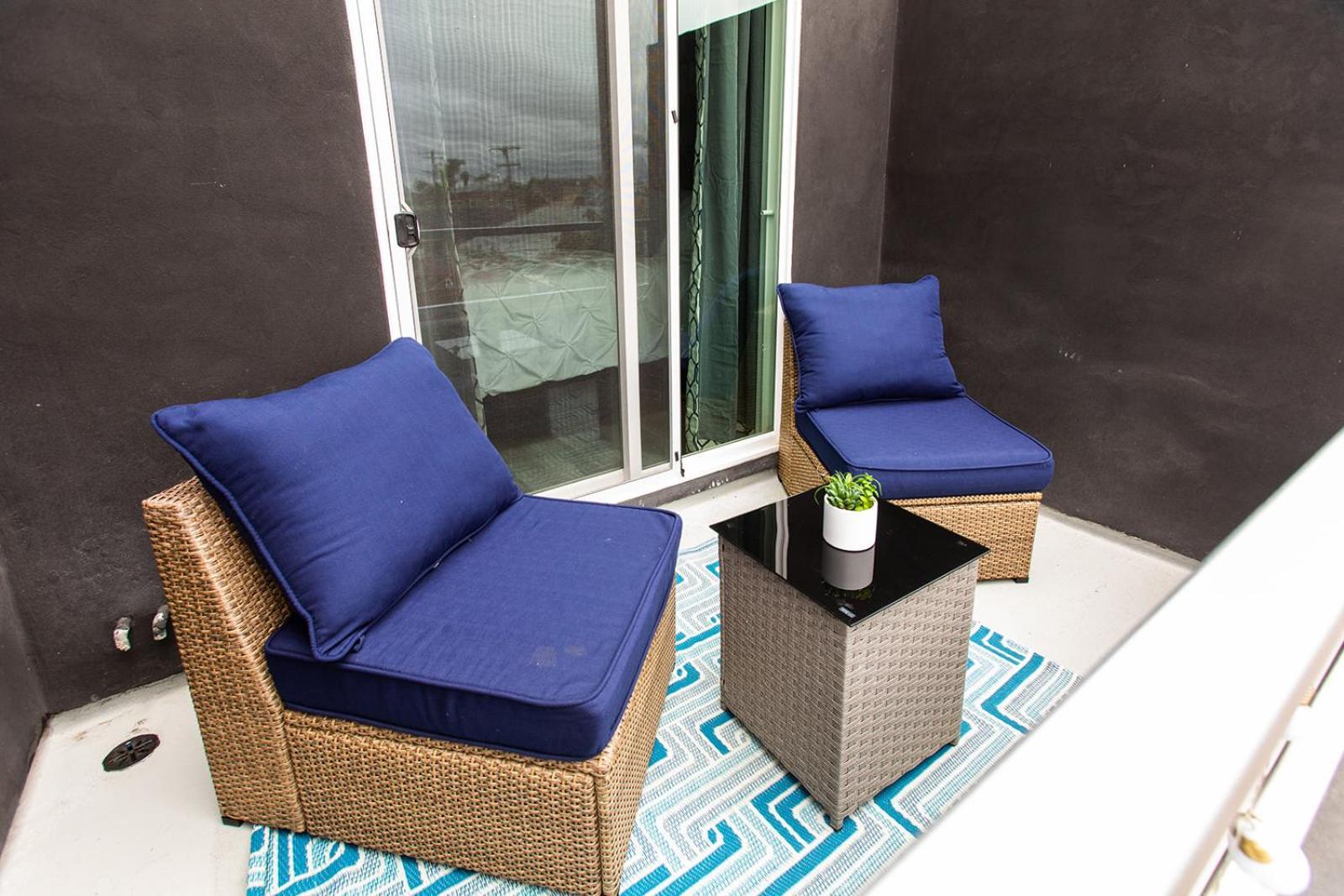Balcony-studio-wd-walk-to-restaurants&park